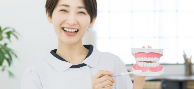 歯磨き指導する歯科衛生士